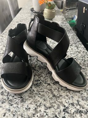 Soft Women's Black Makenna Strappy Platform Sandals